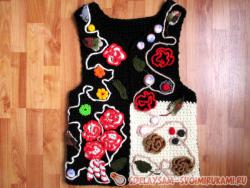 Вязаная крючком безрукавка