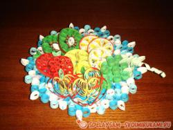 Кусочки фруктов на ажурной тарелке