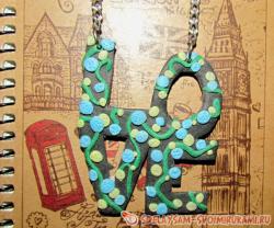 Кулон из пластики