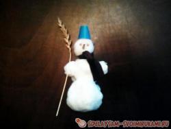 Веселый снеговик из ваты