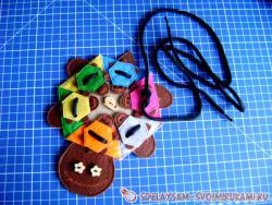 Игрушка-шнуровка из фетра