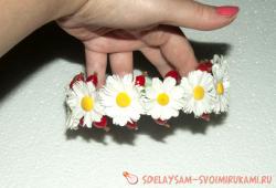 Ободок с ромашками и шиповником
