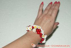 Браслет с ягодами и цветами