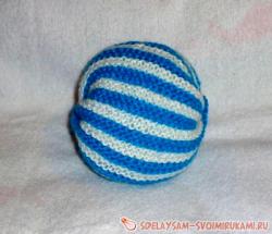 Полосатый мяч-погремушка