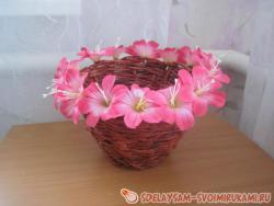 Кашпо из газетных трубочек