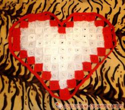 Вязаный коврик в виде сердца