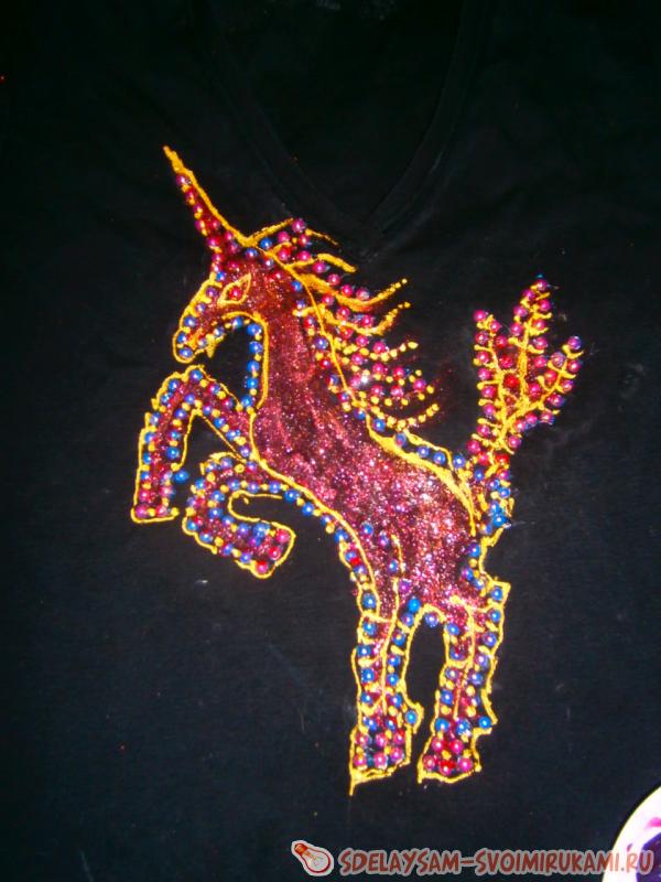 Футболка с изображением копыта